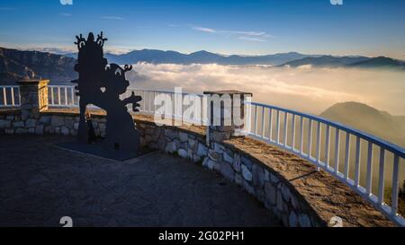 Alba primaverile al punto di osservazione Figuerassa (provincia di Barcellona, Catalogna, Spagna, Pirenei) ESP: Amanecer de primavera en el mirador de la Figuerassa Foto Stock