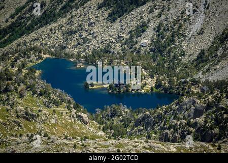 Vista dalla cima del Pic de Peguera (Parco Nazionale Aigüestortes i Estany de Sant Maurici, Catalogna, Spagna, Pirenei) Foto Stock