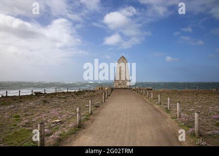 l'obelisco della trinity house a portland bill sull'isola di portland dorset in una tempesta Foto Stock