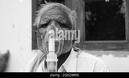 20 maggio 2021 - Reengus, Sikar, India. Fuoco selettivo su maschera di ossigeno o cannula di inalazione con alimentazione di ossigeno liquido. Colpo di closeup della maschera respiratoria liquida Foto Stock