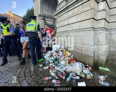 File foto datata 30/05/21 dei membri di Gardai che applicavano restrizioni al coronavirus e trasferiscono le persone da St Stephen's Green, Dublino. Data immagine: Lunedì 31 maggio 2021. Foto Stock