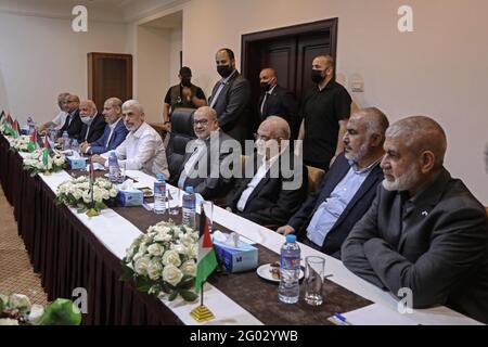 Gaza, territori palestinesi. 31 maggio 2021. Yahya Sinwar (5° L), leader del movimento islamico di Hamas Palestinese nella striscia di Gaza, parla con il capo del servizio di intelligence generale egiziano Abbas Kamel (non illustrato) durante il loro incontro. Credit: Ashraf Amra/APA Images Pool/dpa/Alamy Live News Foto Stock
