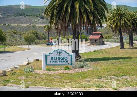 REFUGIO STATE BEACH, CALIFORNIA, STATI UNITI - 14 aprile 2021: Un cartello in legno saluta viaggiatori e campeggiatori all'ingresso di Refugio state Beach on th Foto Stock