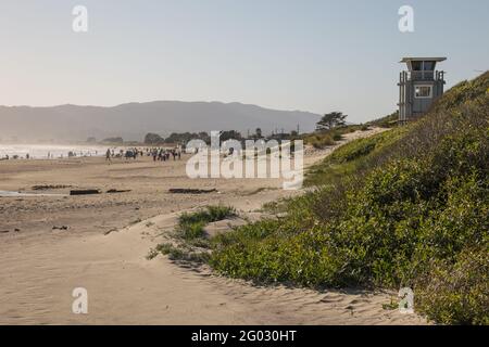 STINSON BEACH, CALIFORNIA, STATI UNITI - 09 maggio 2021: Una torre di bagnino si affaccia sull'ampia spiaggia sabbiosa nella città costiera della California settentrionale di S. Foto Stock