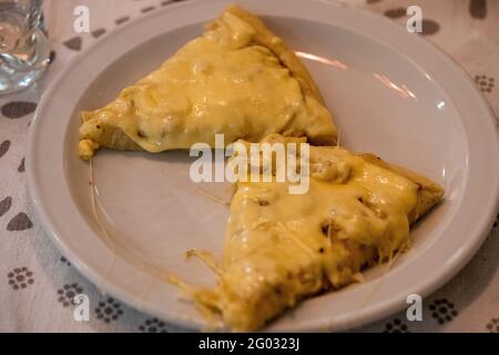 Due fette di omelette di formaggio su un piatto bianco Foto Stock