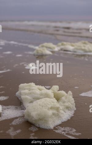 Spiaggia nei Paesi Bassi con bolle d'aria Foto Stock