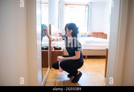 Amburgo, Germania. 31 maggio 2021. Una donna pulisce una camera in un hotel. A partire dal 01.06.2021, gli hotel di Amburgo potranno anche ricevere nuovamente i turisti, ma per il momento solo al 60% della loro capacità. Credit: Daniel Reinhardt/dpa/Alamy Live News Foto Stock