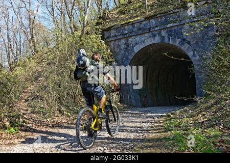 GRENOBLE, FRANCIA, 23 aprile 2021 : Ciclismo sulle pendici del Vercors, su una vecchia ferrovia abbandonata. Foto Stock