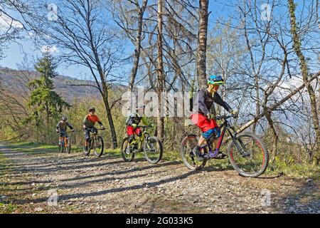 GRENOBLE, FRANCIA, 23 aprile 2021 : Ciclismo sulle pendici del Vercors, su una vecchia ferrovia abbandonata. Foto Stock