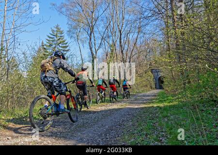 GRENOBLE, FRANCIA, 23 aprile 2021 : Ciclismo sulle pendici del Vercors, su una vecchia ferrovia abbandonata. Foto Stock