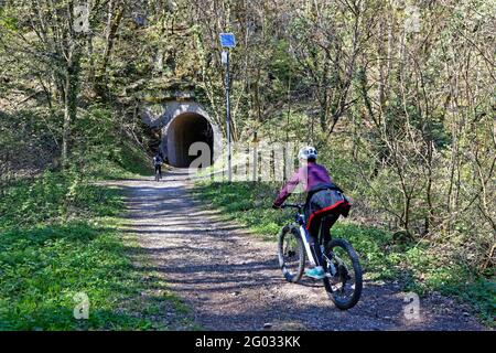 GRENOBLE, FRANCIA, 23 aprile 2021 : Ciclismo sulle pendici del Vercors, su una vecchia ferrovia abbandonata. Foto Stock