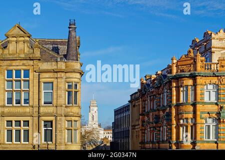 Regno Unito, South Yorkshire, Barnsley, Town Hall e Wellington House da Wellington Street. Foto Stock