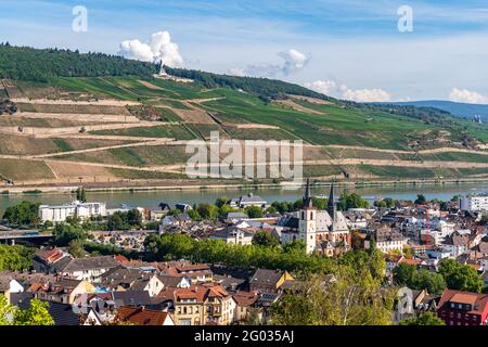 Bingen am Rhein, Renania-Palatinato, Germania - 19 agosto 2020: Vista su Bingen con il monumento Niederwald sulla sinistra Foto Stock