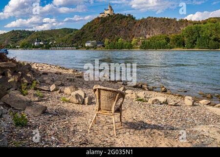 Spay, Renania-Palatinato, Germania - 19 agosto 2020: Vista da Spay sul fiume Reno e il castello di Marksburg a Braubach Foto Stock