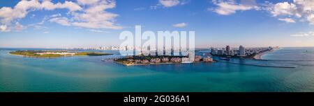 Maestoso panorama aereo di Miami Beach con vista su Fisher Island Inlet e la spiaggia sud Foto Stock