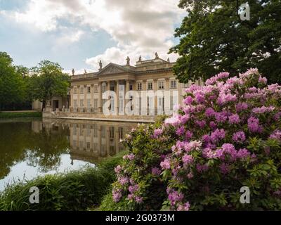 Varsavia, Polonia - 01 giugno 2019: La façade settentrionale del Palazzo sull'Isola nel Parco delle Terme reali in primavera, Parco delle Terme, Parco Lazienki. Foto Stock