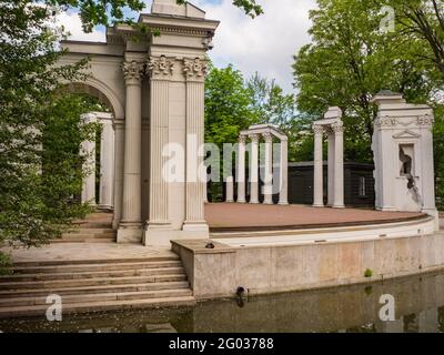 Varsavia, Polonia - 01 Giugno 2019: Vista dell'anfiteatro nel Parco delle Terme reali durante la primavera, Parco delle Terme, Parco Lazienki e Palazzo sull'acqua Foto Stock
