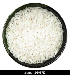 vista dall'alto del riso gelsomino a grani lunghi lucidato in un recipiente rotondo isolato su sfondo bianco Foto Stock