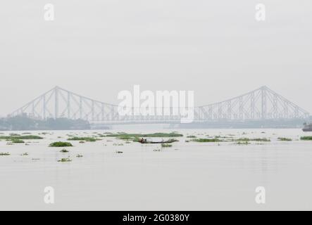 Kolkata, Bengala Occidentale, India. 31 maggio 2021. Una barca galleggia sul fiume Ganga con il ponte Howrah sullo sfondo a Kolkata. Credit: Aditya/ZUMA Wire/Alamy Live News Foto Stock