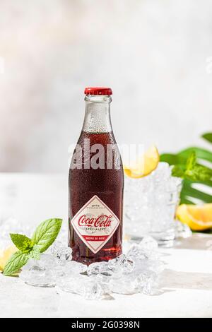 Mela speciale Coca-Cola, Elderflow, 250 ml. Foto di una bottiglia con gocce d'acqua. Messa a fuoco selettiva Foto Stock