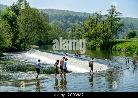 La gente apprezza l'acqua a Warleigh Weir sul fiume Avon vicino a Bath nel Somerset mentre le temperature sorvolano attraverso il Regno Unito il lunedì di festa della Banca. Foto Stock