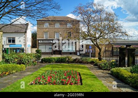 UK, South Yorkshire, Barnsley, Cooper Garden guardando verso Church Street e l'edificio Barnsley Chronicle. Foto Stock