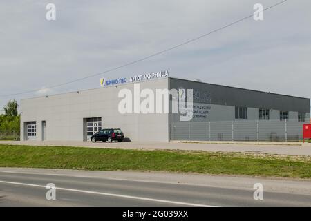 BRCKO, BOSNIA-ERZEGOVINA - 10 maggio 2017: Colpo diurno di stazione di servizio in Bosnia e Erzegovina Foto Stock