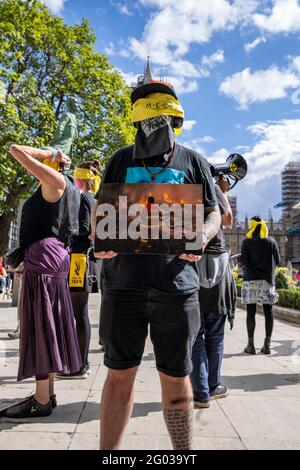 LONDRA, UK – circa Settembre 2020: Estinzione i manifestanti della ribellione detengono immagini di disastri naturali causati dal cambiamento climatico durante una dimostrazione Foto Stock