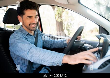 Uomo che utilizza il sistema di navigazione gps in auto. Foto Stock