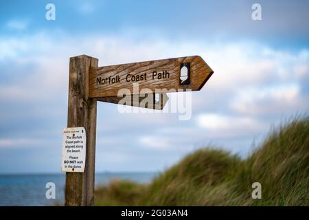 Primo piano del cartello Norfolk Coastal Path al Cart Gap con profondità di campo e bokeh poco profonde Foto Stock