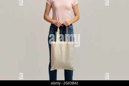 Niente più plastica. Immagine ritagliata di una borsa ecologica bianca da donna Foto Stock