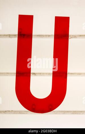 Lettera rossa U su un cartellone luminoso Foto Stock