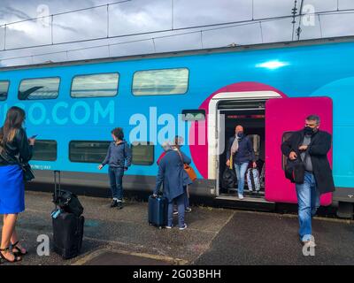 Parigi, Francia, chi viaggia in vacanza, binario della stazione TGV, Gare Montparnasse, Ouigo, treno sncf, prendere il treno sncf ile de france Foto Stock