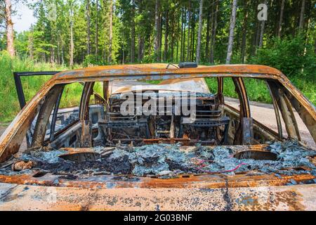 Interno di un'auto bruciata da dietro Foto Stock