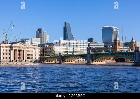 Regno Unito, Inghilterra, Londra, Vintners Place e Southwark Bridge con vista sul centro finanziario della città di Londra Foto Stock