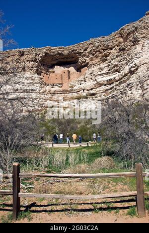 I visitatori sotto il monumento nazionale del castello di Montezuma, la contea di Yavapai, Arizona Foto Stock