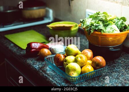 Rimanete a casa, per la quarantena e cucinate della pasta con salsicce, preparate con ingredienti, peperoni rossi, cipolla. Foto Stock