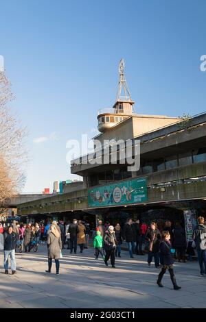 Regno Unito, Inghilterra, Londra, South Bank con Queen Elizabeth Hall e Purcell Room durante il Festival invernale Foto Stock