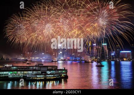 Spettacolare spettacolo di fuochi d'artificio del giorno nazionale sopra il Victoria Harbour. Foto scattata da Harbour City, Tsim Sha Tsui. Foto Stock