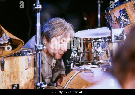 Charlie Watts, britischer Musiker, Auftritt mit seinem Orchester beim Jazz Fest Berlin, Philharmonie, 1986. Charlie Watts, musicista britannico, sul palco con la sua Big Band al Jazz Fest Berlin, Philharmonie, 1986. Foto Stock