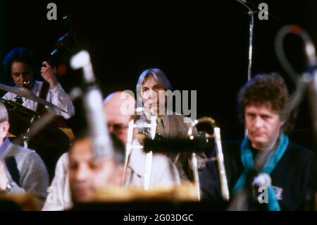 Charlie Watts, britischer Musiker, Auftritt mit seinem Orchester beim Jazz Fest Berlin, Philharmonie, 1986. Charlie Watts, musicista britannico, sul palco con la sua Big Band al Jazz Fest Berlin, Philharmonie, 1986. Foto Stock