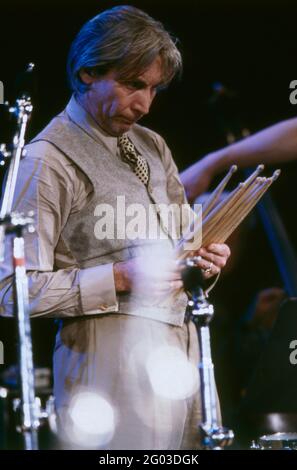 Charlie Watts, britischer Musiker, Auftritt mit seinem Orchester beim Jazz Fest Berlin, Philharmonie, 1986. Charlie Watts, musicista britannico, sul palco con la sua Big Band al Jazz Fest Berlin, Philharmonie, 1986. Foto Stock