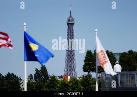 Parigi, Francia. 31 maggio 2021. Tennis: Grand Slam - apertura Francese. La Torre Eiffel può essere vista attraverso due bandiere della Suzanne Lenglen Arena. Credit: Frank Molter/dpa/Alamy Live News Foto Stock