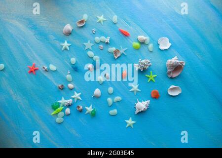 Conchiglie sfondo estivo. Molte diverse conchiglie, stelle marine su uno sfondo di tratti di vernice turchese. Posiziona per il testo. Foto Stock