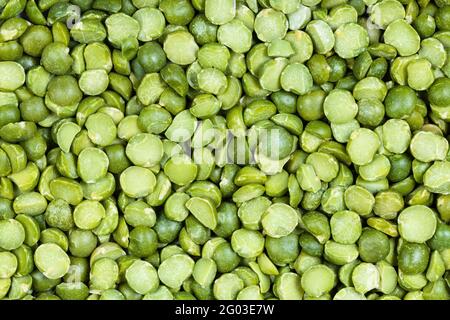 cibo di fondo - piselli spezzati verdi secchi crudi Foto Stock