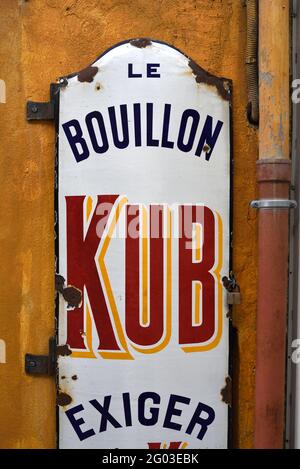 Retro o Vintage Plaque o Wall Annuncio pubblicitario per Bouillon KUB, Bouillon Cube o Cube de Bouillon Saint Remy de Provence Francia Foto Stock