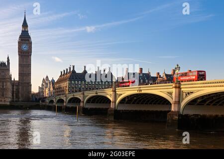 Regno Unito, Inghilterra, Londra, Westminster Bridge e Parlamento (Palazzo di Westminster) Foto Stock