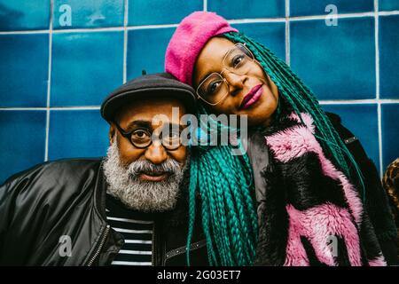 Ritratto dell'uomo anziano e della donna mid adulta che indossa beretti Foto Stock