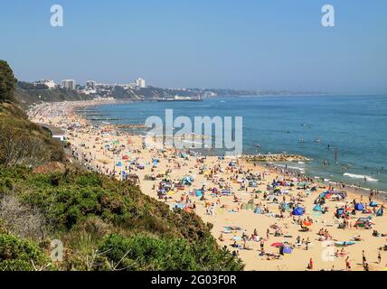 Bournemouth, Regno Unito. 31 maggio 2021. Bournemouth, Regno Unito. Lunedì 31 maggio 2021. Migliaia di persone si affollano a Bournemouth Beach in una soleggiata vacanza in riva al mare a maggio. Credit: Thomas Faull/Alamy Live News Foto Stock