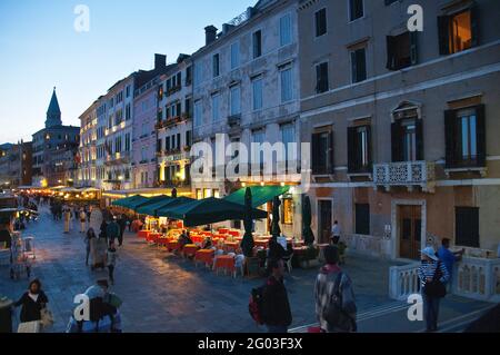 Ristoranti all'aperto dopo il tramonto, Venezia, Italia Foto Stock